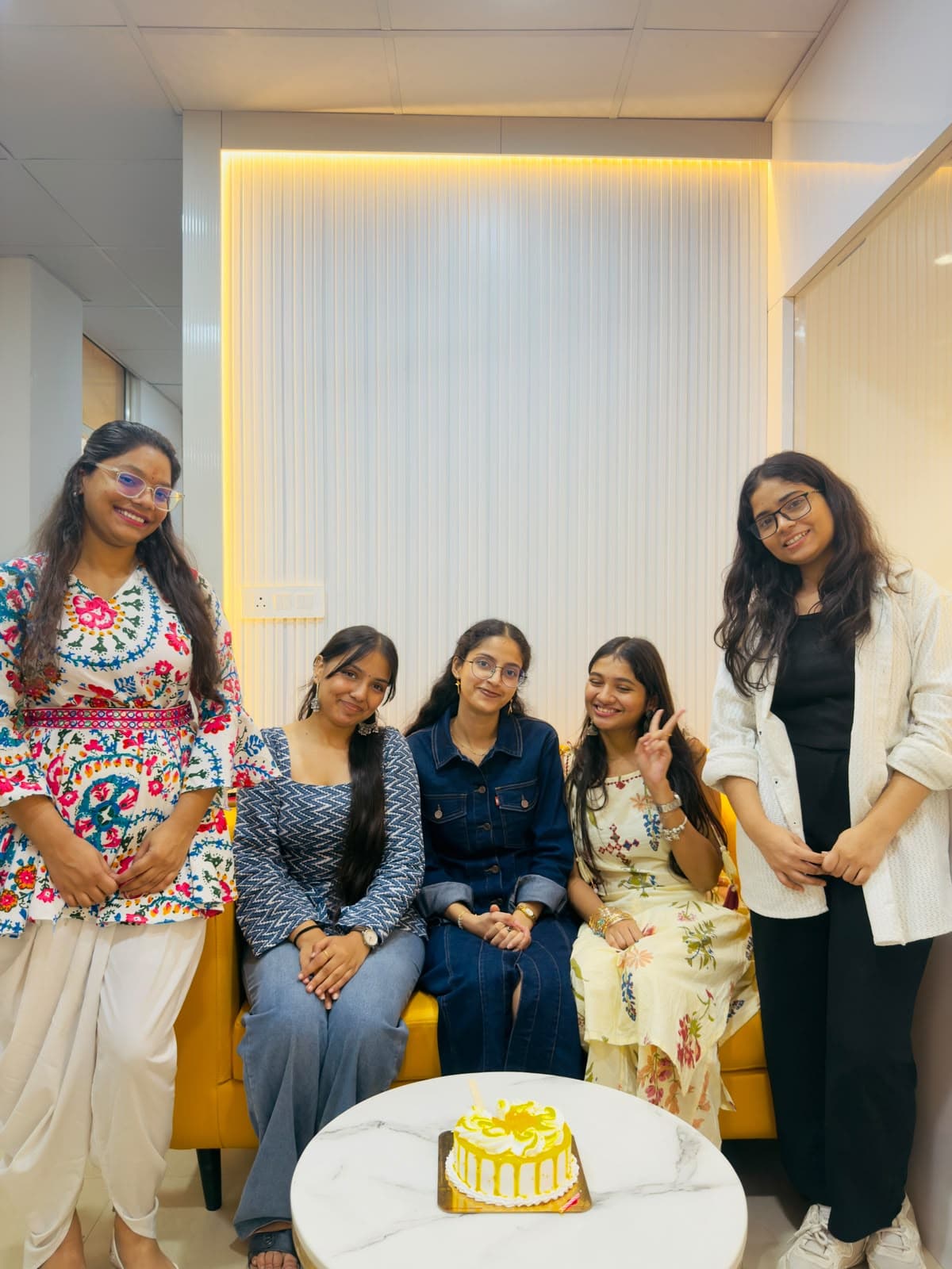 Doitsu counselors guiding German course admission